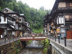 バスで約40分、片道710円でやっと銀山温泉へ。銀山温泉の古勢起屋館にて入浴。受付は13：30までだったのでギリギリ。そして14:00までの利用ということ。入浴料は500円。
お湯は天童温泉のお湯と似ていました。とにかく温まる感じです。
ロッカー等ないので、フロントで貴重品を預かってもらいます。