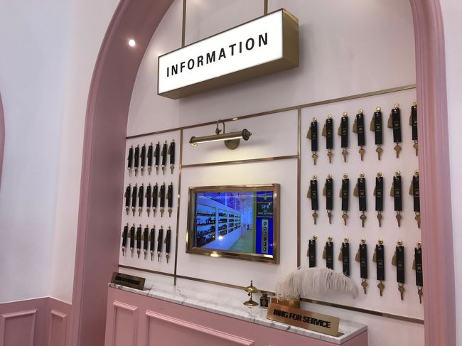 インフォメーションと1階のレジは大理石×ピンクで私好み。