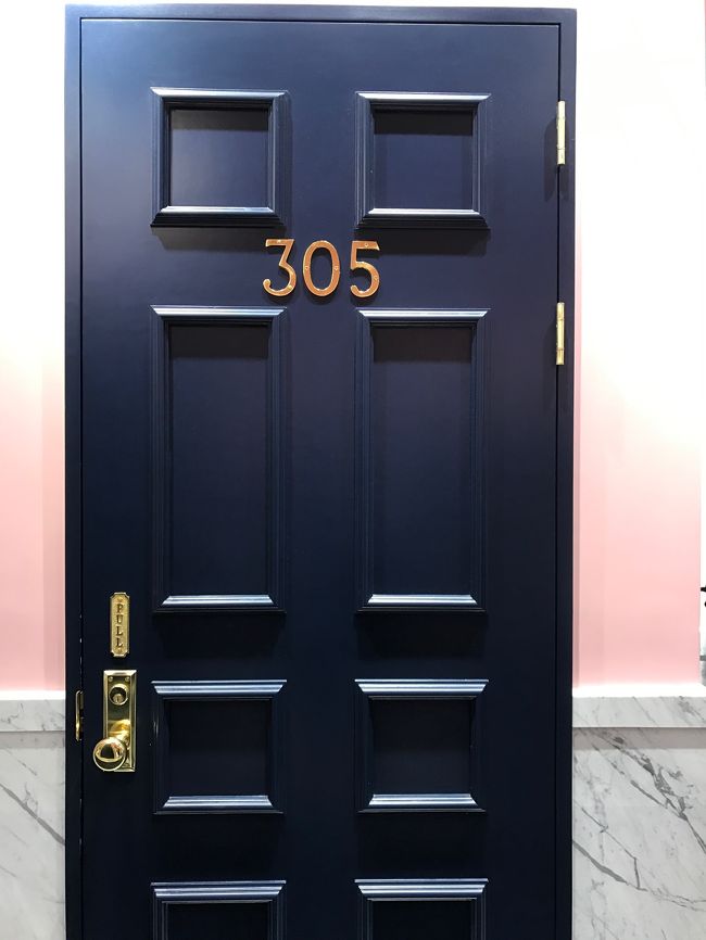 ホテルの305号室。<br />ゴールドのドアノブが可愛い。<br />こんなドア自宅にあればなぁ…