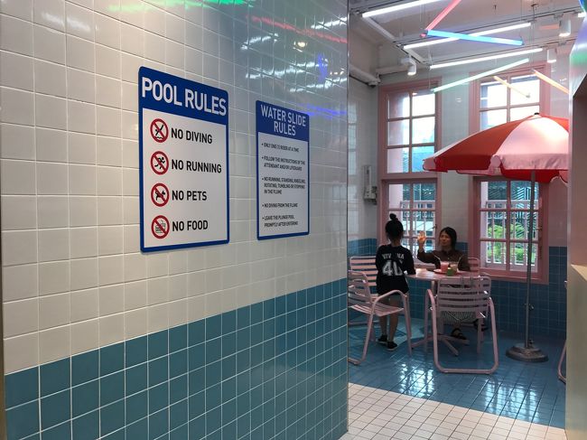 更に上の階にはプールがテーマのカフェがありました。<br />本当はここでドリンク飲みたかったけど時間がなくて諦め。。<br />ここで購入したのを持って屋上に行きたかった。