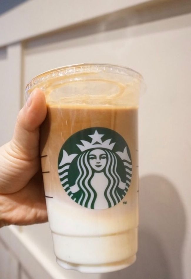 後ろ髪を引かれながらホテルに荷物を取り行って空港へ。<br />明洞駅まで歩いたけど2人ともあまりの荷物に重すぎて地下に降りる電車は無理と判断しバスで向かうことに。<br />喉が乾きすぎて空港でスタバ。