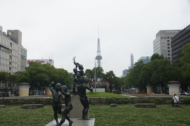 お昼ご飯のヨコイさん目指して、名古屋市内をぷらぷら歩きます。<br />テレビ搭が見えます。名古屋にきたなぁ～て感じです。<br />それにしてもこの日は蒸し暑い・・・