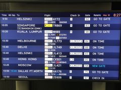 5/30　8:27　成田空港第2ターミナル

JL413便10:40発ヘルシンキ行に乗りまーす！

それにしても私、この案内板が大好き。
同じ時間帯に世界各地へ。

シンガポール、クアラルンプール、メルボルン・・・
夢が膨らむなあ（＾＾）
