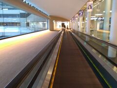 到着は成田です。
18時10分に到着でした。
こちらも自動ゲートを使って、18時25分には入国。
東京シャトルには18時半に乗れました。
さて、次はどこに行こうかな