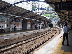 異様に湾曲してる日ノ出町駅で急行を待つ。
この日は土曜日、ここ降りてWINSに向かうダ〇人間多数。（オマエモナー）