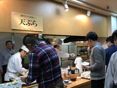 夕食バイキング。ここは天ぷらのコーナー，次々に揚げてくれます。