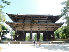 東大寺南大門

天平創建時の門は平安時代に大風で倒壊した。現在の門は鎌倉時代、東大寺を復興した重源上人（ちょうげんしょうにん）が再建したもので、今はない鎌倉再建の大仏殿の威容を偲ばせる貴重な遺構である。正治元年（1199）に上棟し、建仁３年（1203）には門内に安置する仁王像とともに竣工した。入母屋造、五間三戸二重門で、ただ下層は天井がなく腰屋根構造となっている。また屋根裏まで達する大円柱18本は、21ｍにも及び、門の高さは基壇上25.46ｍもある。大仏殿にふさわしいわが国最大の山門である。