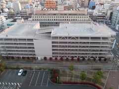 さていよいよ帰国の日です。お天気は上々、部屋を出てエレベーターの前から外を見ると目の前には大きな駐車場。このホテルの宿泊客はこの駐車場を利用します。