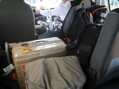 アデレード空港は小さく、そのぶん検疫は厳重です。今回もどうなることかと思いましたが、量の多さにちょっと驚かれただけで無事にすべての荷物の持ち込みに成功しました。二人で合わせて100kg越え・・・大型タクシーを待っての帰宅となりました。

