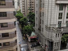 2日目

今日も残念ながら雨です。
食べた分、歩いてカロリーを消費できないのはイタイですが美味しい食べ物で溢れている台湾。
構わずたくさん美味しい物を食べに行きたいと思います！

さあ、朝食を食べに行きましょう。