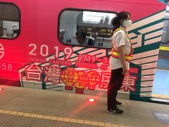 高雄駅から自強号に乗って台南に行きます。自強号を待っている間にみた普通列車。ラッピングがかわいい。

今回列車はすべて、事前にインターネットから予約したのですが、ネットからは車いすの座席指定ができなくて窓口で変えてもらいました。台湾は日本語で大丈夫っていう人もいるけど、こういうやり取りとかは英語もしくは中国語が必要でした。