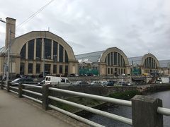 初日にもチラ見してた中央市場の姿がこちら。

ちょうど私が建物前に着いた頃、チャイナ国の団体さんがご到着。
この波に巻き込まれたら先に進めなくなるかも！と思った私、地元客のあとについて彼らが入るのとは別の建物から入りました。