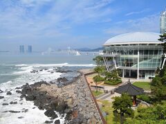 2005年11月に釜山で開催された
APEC首脳の会議場があります。
ヌリマルAPECハウス。 
広安大橋が見える素晴らしい施設です。
会議の参加者は、
韓国ノ・テウ大統領、日本は小泉総理、
ブッシュ大統領、プーチン大統領とか。