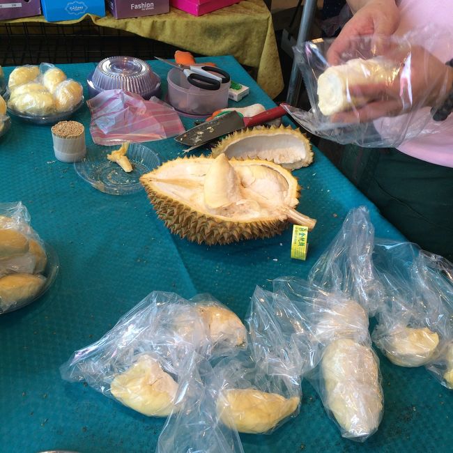 朝市でドリアンが売っていたので買ってみました<br />初ドリアン<br />すぐ食べるなら柔らかめ、そうじゃなかったら固めを選んだらいいらしい<br />