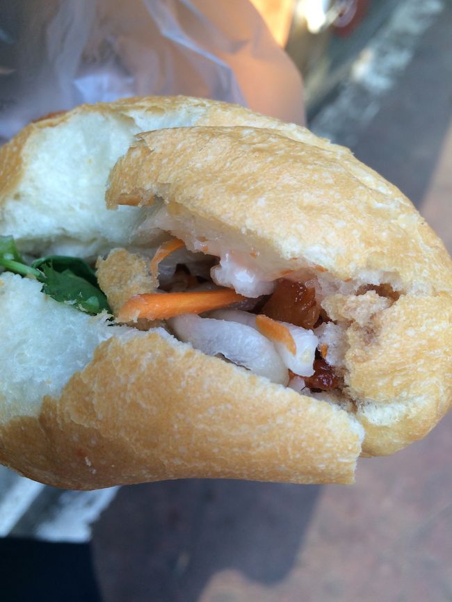 帰りに通った夜市にベトナム料理のお店があったのでバインミーを購入<br />ここのバインミーでバインミーにハマり、日本に帰ってきてから色んなところの食べ歩きました