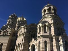 こちらは「救世主生誕大聖堂」というそう。
旧ソ連時代には、なんとプラネタリウムとして使用されていた建物なんですって。
えーーー
 
金ぴか具合はロシア正教っぽい雰囲気ですが、外壁の色合いとかはシックで落ち着いてていい感じでした。