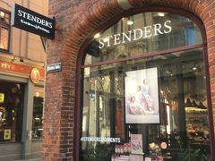 リガで行きたかったお店、ハーブや果物を使ったバスグッズを扱う「ステンデルス」。
閉業してて入れなかったパンケーキ屋の向かいにあります。

ボディショップみたいな作りで、 棚にはバスソルトやボディソープ、ボディオイルなどのボディケア製品がずらり。
 
入浴剤が欲しくて棚を見てたら、おばちゃんに英語で話しかけられ。
去年リトアニアでキャンドル買った時同様、不思議なことに好きなものだと何言ってるか分かるっていうねｗ
 
香りも実際に嗅がせてくれて、入浴剤はローズとラベンダーとグレープフルーツがあったんだけど、今の気分的にラベンダーだったのでそれの袋入りを購入。
あとボディソープで、ブルーベリーの香りのが美味しそうで変わってていいなと思い、そちらもボトルをお買い上げ。
ボディソープはミニボトルがお手頃価格であったので、会社の子のお土産に少しこちらも買いました。

ところで、ここでセゾンVISAのカードを使ったんだけど、エラーになってしまい。
何度かおばちゃんトライしてくれたんだけど、うまくいかず。
カードがICチップ入ってなかったもので、差し込んでコード入れる形じゃ使えなかったみたい。
スキャンする奴で通したらようやく通って、手書きサインで買えました。
帰国してわりとすぐに、セゾンから交換用のICチップ入りカードが届いてた。遅いよ～