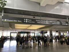 アメリカ・サンフランシスコ『San Francisco International Airport』2F

『サンフランシスコ国際空港』のインターナショナル（国際線）
ターミナルの写真。

サンフランシスコを観光する前にダウンタウンへ移動し、
ユニオンスクエアのホテルにチェックインします。

現在居る場所は、国際線であるインターナショナルターミナル（G）の
2階（到着フロア）です。
イエローのアンダーラインで示した「Shared Ride Vans」の案内表示
の方向に進みます。

このひとつ前の旅行記はこちら↓

<メキシコ『ハイアット ジーヴァ ロスカボス』宿泊記（６）
3つの朝食ブッフェ♪ロスカボス空港で失敗↓VIPラウンジ、
ユナイテッド航空でSFOへ>

https://4travel.jp/travelogue/11509327