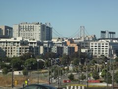 サンフランシスコ国際空港からサンフランシスコ市内行きの
「SuperShuttle（スーパーシャトル）」の車窓から撮った写真。

写真中央は、サンフランシスコとオークランド間を結ぶ吊り橋の
『San Francisco-Oakland Bay Bridge（サンフランシスコ・
オークランド・ベイブリッジ）』（通称、「ベイ・ブリッジ」）です。

写真右端は、MLBサンフランシスコ・ジャイアンツの本拠地球場である
『AT&Tパーク』（←2019年1月9日にオラクル社が命名権を取得し、
現在は『Oracle Park（オラクル・パーク）』）です。