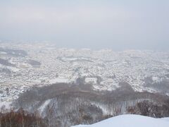 山頂に着きました。ロープウェイは混雑してました...