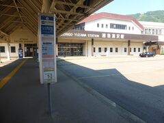 東京駅6時08分発のとき301号に乗車。越後湯沢駅には7時24分着。（バスの時間を考えればもう1本遅い新幹線でも間に合います。）バス停は1番なので、リュックを置いて駅前のベンチでゆっくりと朝食タイム。