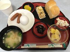 朝食の種類は少ないですが

この宿泊費なら納得

おにぎりは合理的かもなぁ