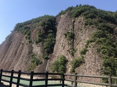 三重県熊野の海岸に位置する「鬼ヶ城」にやってきました。
日本百景のひとつ、国の名勝及び天然記念物に指定され、世界遺産熊野古道にも登録さえている景勝地です。