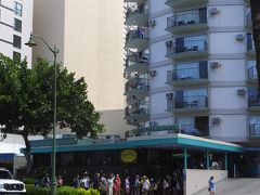 カラカウア通りのワイキキ・サークル・ホテル１階エッグスンは、１０時には行列ができている
未だに人気を誇り続けているのは流石だ