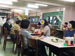 ホワイト餃子は埼玉の越谷や三郷には何度か行っていて
石川県の「第7ぎょうざ」も行っちゃうくらい好きなお店です。
丸い形に揚げ焼きされた香ばしい餃子が
とても美味しいんですよ。
今回はその「本店」にお邪魔しました。
大人気店で午前中は生餃子の販売（すぐ売り切れるらしい）、
そして店内での飲食は夕方から3時間ほどしか営業しないので
今回はそれに合わせて早めに来たみたいです。
店の裏手にある駐車場には、なんとかギリギリセーフで
入れました。

中に入ると、テーブルが置いてあり、
みな黙々と食べています。
まるで工場か事務所のような雰囲気。