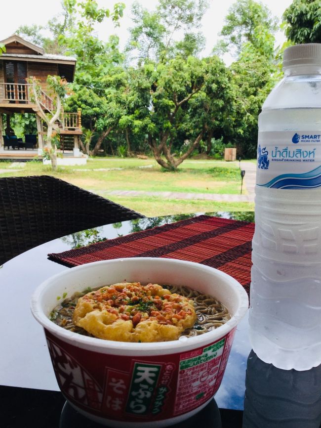 チェンマイ　昼食<br /><br /><br />相棒が居ない隙に　持参した物を一人で堪能だ<br /><br /><br />