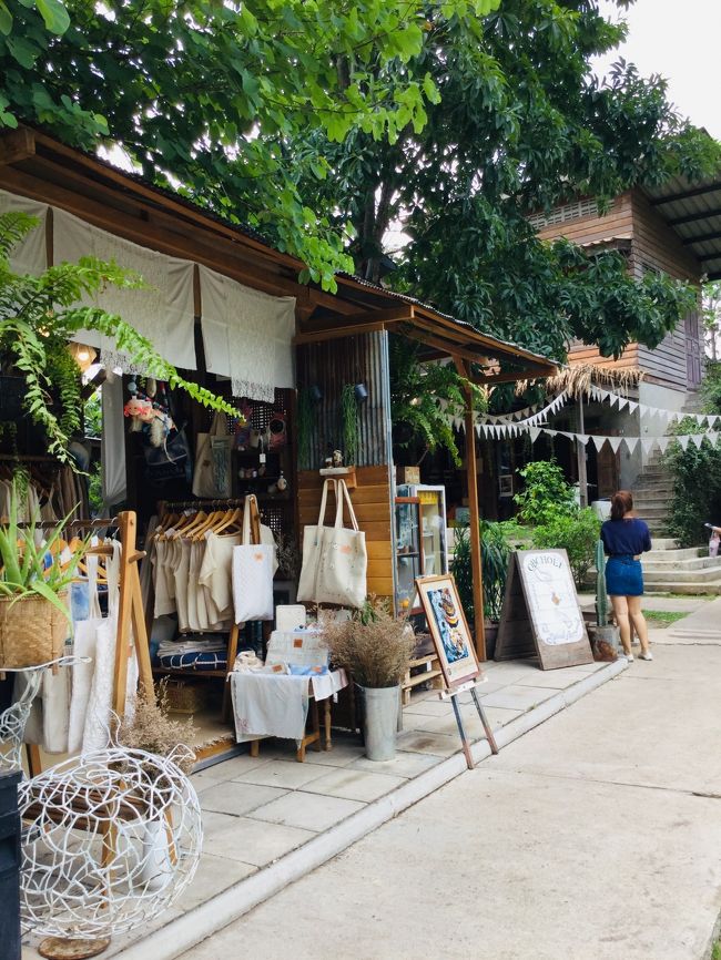 お宿のオーナーにGrabを依頼して【baan　Kang　wat】へ<br /><br />手作り雑貨のお店やcafeの集合体<br /><br />新緑に囲まれた静かで居心地の良い空間