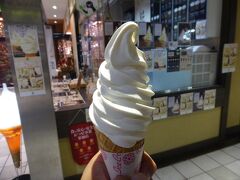 越後湯沢駅の糀らってでソフトクリーム。登山後のソフトクリームは間違いなく美味しい。