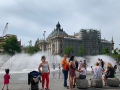 そして広場の噴水では、子供たちが水遊びを楽しんでいます。
この日は朝からお天気も良く、気温も高かったようでした。