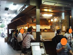 【パーラー小やじ】
近くのお店は閑散としていたけど、このお店だけはとても賑わっています。