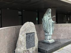 千代女の里俳句館の入り口には千代女の立像があります。

1703年に松任で生まれています。
「朝顔やつるべ取られてもらい水」の句で知られる江戸時代の女流俳人です。