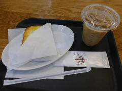 「Caffe LAT.25°成田空港第3ターミナル2F店」で朝食にホットサンドとカフェオレ