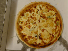 夕食に「ネイティブシー奄美」でテイクアウトのピザ