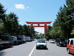 宿泊先の 京都ホテルオークラ から 徒歩で でっかい 鳥居を目指しました