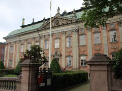 市庁舎の塔に登ることもできますが、時間が合わないのでパスし、旧市街であるガムラ・スタンに歩いて向かいます。

途中で貴族の館の前を通ります。