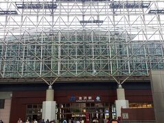 金沢に来て外せないのがここ、金沢駅。
外観もすごいけど、なんでも充実してる駅。
駅周辺でなんでも揃うため、石川県民もお出かけするってなったら金沢駅に来るそう。