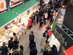 海鮮丼を食べるべく近江町市場へ。
お昼の時間より早く行けば食べれるという考えが甘かった…
10時ころにはもうどこのお店も行列。
行きたかったお店はまさかのお休み…
なので11時オープンのお店に記名して待ちました。