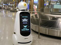 仁川空港に到着

ロボットが巡回している。