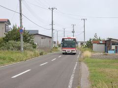 ★9:54 「朝日町バス停」から、長い帰宅の路が始まります。
宿近くのバス停から、10時前のバスで出発。ここからは東京にただ帰るだけなのに、果てしなく長い道のりが始まります。