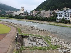 飛騨川のすぐ脇にあります。
下呂大橋からも丸見えなので男女とも水着の着用が義務付けられている露天風呂です。