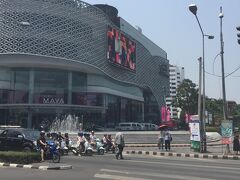  Soi13 から二マーンヘーミン(ニマンヘミン)通りを歩いて、Maya Mall : メイヤー(マヤ)モールへ。

 地図上では近そうでしたが、二マーンヘーミン通りは交通量が多いし、とにかく暑いので、ヘトヘトでした。(~_~;)