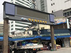 荷物を置いて海雲台を散策。
まずは遅めの昼食に海雲台市場に行ってみました。