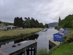 Fort Augustus（その1).

ディナーのあと（午後8時ごろ）、ホテルからFort Augustusの中心まで約15分歩いてきました。これは、運河を横切る回転橋からネス湖方面をみた写真です。