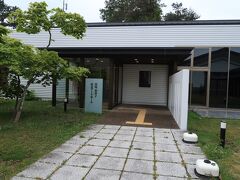 敷地内の建物で美術展をやってるというので立ち寄りました。