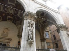 　「メルカンツァのロッジア」　　聖人の像があり、壁にはめ込まれています。　　聖人の顔は皆、横を向いています。　　　　宿敵、フィレンツェに睨みをきかせているのですよ、とガイドさんの説明がありました。
