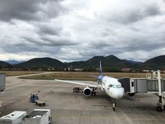 世界一行ってみたい国No.1 にも選ばれたラオス、ルアンパバーンにやってきました！
ルアンパバーン国際空港、到着。あいにくの曇り空。